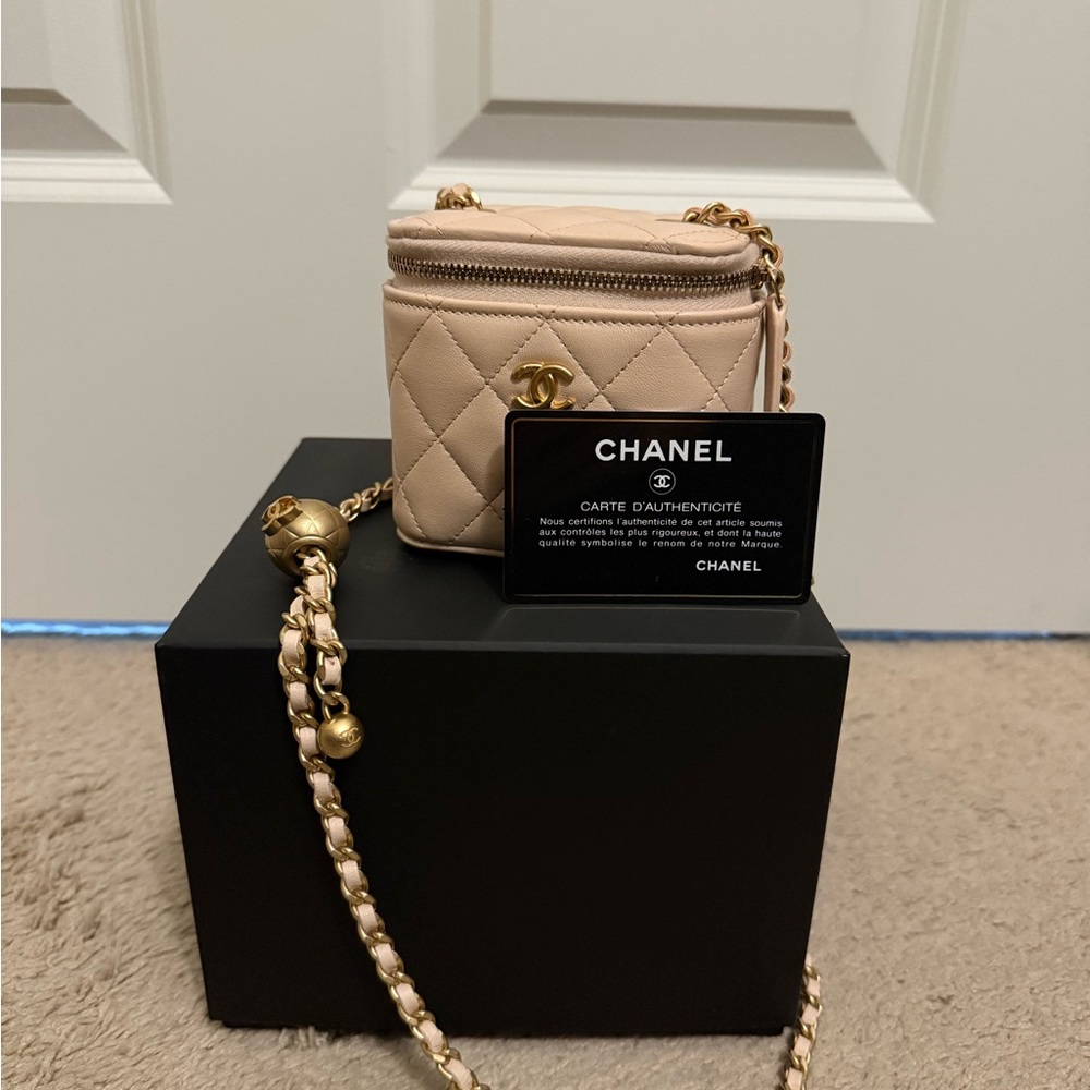 Chanel Small Vanity with Gold Chain - Picture 5 of 7